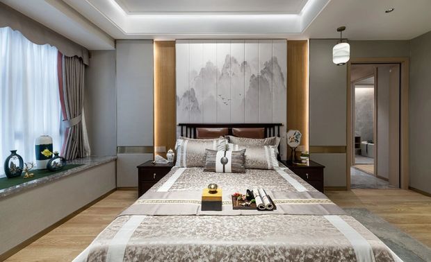 主人房

主卧沿用整体的的新中式风格，山水元素贯穿其中。高山林立的水墨床头靠墙，寓意着有山可靠，处事泰然。低饱和度的色彩搭配，营造安定平静的氛围。摒弃造型繁复的传统中式家具，简洁且有余韵的床头柜和床靠背，简单高贵。双层造型的天花搭配无主灯的灯光设计，大方利落但又能和周边融合一体。