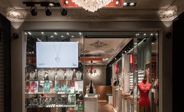 ▲骑楼天花板设计古典凋花与水晶吊灯，将优雅氛围延伸至商圈街道，成为日夜闪耀的视觉焦点，引导顾客从日常步入精緻情境；橱窗以大面透明玻璃呈现多种饰品的佩戴效果，加上色彩对比与品牌logo，让路人感受「精品却亲民」的第一印象，激发进入店内的好奇心与停留意愿。
