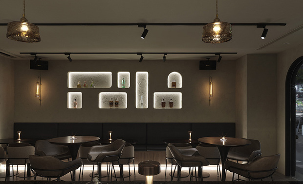 
设计人的成熟密码：帮助成长的「逆贵人」

聊到一路走来的贵人，王绍峰设计师的答案出乎意料：那些给予资金援助、精神鼓励、适时伸出援手的人，他当然十分感激；但若要说真正让自己脱胎换骨的，反而是曾经带来痛苦的人——难搞的客户、背刺的同僚、不讲理的对象、让他夜不成眠的棘手状况。每一次被逼到牆角，都迫使他想出新的应对之道；每一回咬牙撑过，都让他对人性多一层理解。「成熟从来不是岁月静好的产物，而是伤痕累累后的豁达。」那些「刻骨贵人」他虽不乐见，但却感谢，没有那些身心磨难，就没有今天的成长。

随后，王总监细细解析过往团队将危机处理经验，逐步内化为养分的过程，他们没有花俏的管理理论，就是扎扎实实地覆盘案件：每週固定开会检讨案件进度与客户状况，通话纪录、讯息往来都留存备查，遇到联繫不上业主的情况，会传简讯并记录时间，避免日后各说各话。从「救火」到「预防」，这些简明扼要且能根除祸患的步骤，都象徵日工已把当年的付出，转化为系统性的风险管控。
