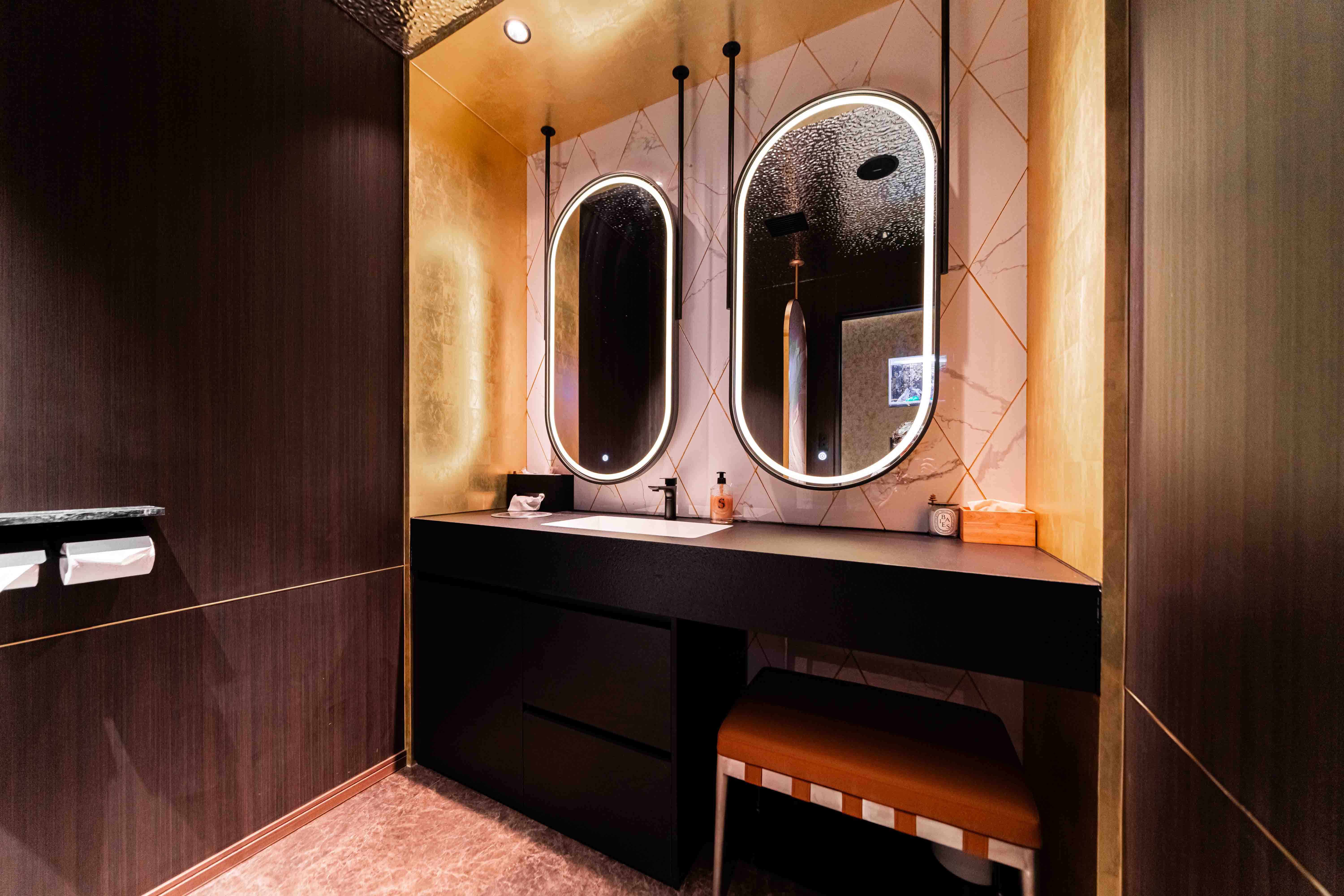 卫生间

传统山水轮廓用激光切割呈现，
内部嵌有可旋转的钛合金片，
随着客人走动折射出变幻的银座霓虹倒影。

