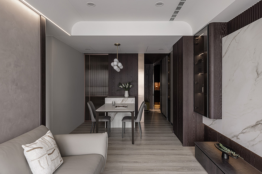 
整合思维：客变与装修的一体规划

读懂生活需求、也掌握图面条件之后，令总监更在意的，是如何将客变期间的每一个决定，都衔接进后续的室内工程蓝图。许多屋主容易陷入一种迷思，认为先简单调整格局，等交屋后再交给设计师规划室内设计即可。然而预售屋本身存在诸多结构、施工限制，若客变阶段只处理眼前的局部需求，没有同步将未来的装修计画纳入考量，便很容易造成前后步骤互相牴触的窘境。
