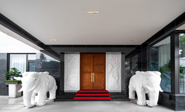 从大门走进去，步步成景；春树暮云，鱼儿嬉戏，水景中倒映着别墅和蓝天，宛如一个园林庭院。