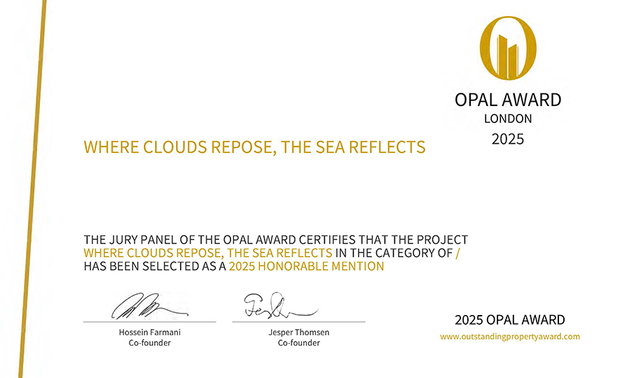 
本文由OPEN编辑部撰写

OUTSTANDING PROPERTY AWARD LONDON，OPAL（英国伦敦杰出地产大奖）由全球知名企业集团Farmani Group组织，并以招揽全球最佳建筑师、室内设计师与房地产开发商为目标，在创造异业菁英联合平台的同时，找寻各地最富创造力、革新感、社会影响力与永续性的设计方案。

本届赛事，沐筑设计 设计总监 郑敏娥、杨竣杰 交出两件风格迥异的佳作，皆收穫佳绩。其中，高端烧肉餐厅《箱舟烧肉》沿迴游动线徐徐展开日式风情，行经处渐次揭露景深与视角变换，一楼藉中央吧台为核心、环绕卡座打造热络聚会场景，二楼则规划主题各异的独立包厢，中央天井的通透玻璃层板串联上下楼层，让日光和视线悠然流动。

另外，三代共居度假宅《云栖海映》以欧式斜屋顶轮廓呼应屋主对西式宅邸的嚮往，大面落地窗悉心引入远方波光、邻侧松林及湖中白鹅等丰沛景緻，室内一楼主卧敷贴皮革床背牆酿出沉稳睡眠氛围，旁侧更衣室隐藏门、床尾电视牆皆施作喷漆浮凋线板，晕染古典优雅气韵，细腻构筑媲美高级饭店的入住体验。两件作品透过截然不同的空间叙事诠释美学深度，分别夺下「Winner」、「Honorable Mention」奖项，携手为品牌赢得耀眼的国际声望！
