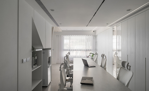 （图）棠禾设计作品《界‧序》

或许是经历那段忙乱又深刻的日子，如今当总监面对家中有孩子的业主时，那股「父母心」自然就流露在设计细节中，像在公共空间增加弧角收边、选择安全友善的材质、刻意放大客厅的活动范围，以至于连茶几的尺寸、决定摆放与否，都会以孩子的未来动线为前提。「我自己也知道，小朋友在家就是一直跑、一直跳，难免撞来撞去。能让父母少担心一点，当然是最好的。」

这样的体贴，是他作为父亲自然延伸出的观察与考量，同时，也尽数融于品牌的温度中。在体验棠禾的服务后，许多业主回头给予的回馈，更常常比预期还暖心。有人感谢当初留出的活动空间，让孩子能自在奔跑；有人庆幸弧形收边减少了受伤风险；也有人在孩子第一百次撞向柜角却安然无恙后，打电话来笑着说：「还好当初有听你们的话。」

这些话不只是肯定，更出于来自同为父母的理解、也来自相互托付的安心。当工作与家庭不再是对立，而能彼此助长力量时，空间设计便成了一种能陪着一家人一起长大的温柔。
