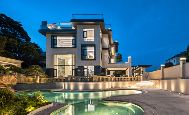 站立在别墅的外界开始，线面之间的几何美学就这样展现在我们眼前，每一处都在彰显着它的宽阔大气。墙壁肌理散发原始气息，树林与池水，深吸一口大自然的清爽气息。