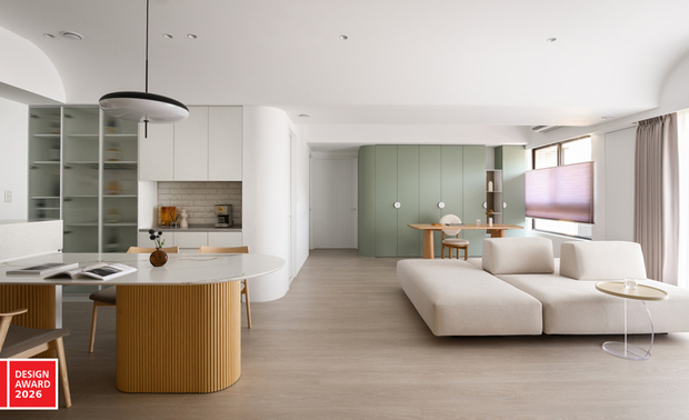 ▲餐厅特别设置隔屏较高的中岛吧檯，并藉由前方倒角边缘餐桌的轻薄桌面，凸显岛檯的沉稳量感，使屋主在此泡茶、料理轻食时，能清楚望见位于开放式公区他处的亲友状况，以便随时上前交流、互动。
