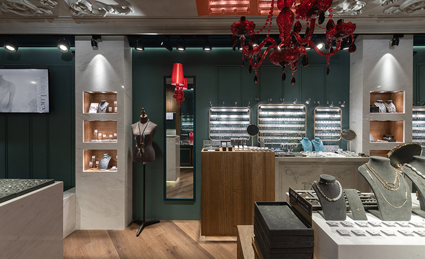 （图）纬纶设计作品《Eclat Corridor》

然而，即便Lucy's永康店等作品为纬纶赢得众多荣誉，华总监对于这些肯定始终保持清醒的认知：「得奖固然代表我们的方向获得认可，不过风格、材质、色彩的融合终究只是手法。」比起讲座的光环，他再次强调空间带给使用者的真实体验──包括操作是否顺手、体验是否舒适、空间是否真正解决问题等，才是设计的关键所在。

华总监将优秀设计的定义精炼为三大要素：视觉需有质感、使用要直觉顺畅、氛围需让人自在。未来，他期许团队能以此概念为基石，创造更多理解生活、影响生活的作品，让设计不再高不可攀，成为提升生活品质的实用工具。
