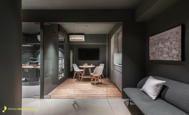 ▲会议室佈置的小圆桌与单椅，简洁俐落的留白感，形塑出轻鬆交谈的氛围，配上与其他区域不同的木纹地坪和浅色软装，柔化整体色调，创造温馨与专业并存的交流空间。
