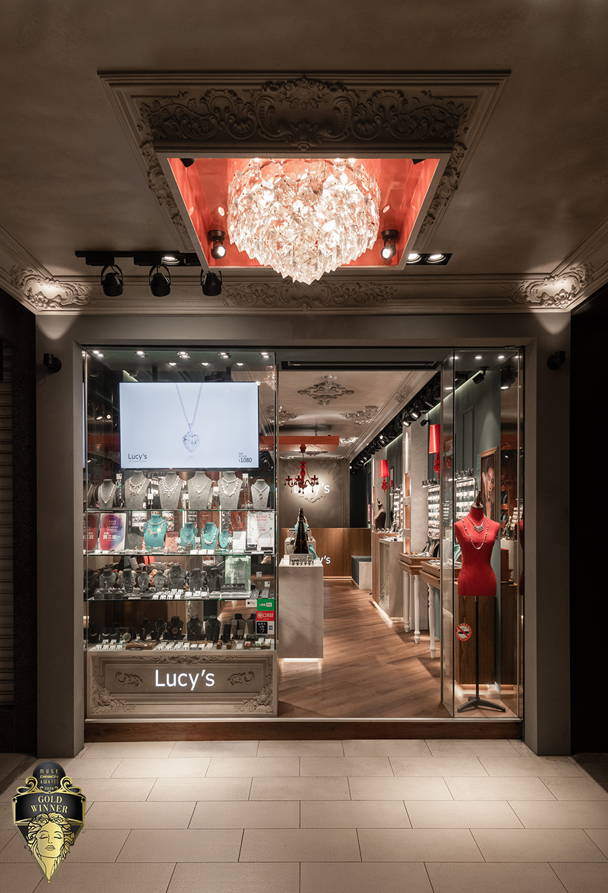 ▲骑楼天花板设计古典凋花与水晶吊灯，将优雅氛围延伸至商圈街道，成为日夜闪耀的视觉焦点，引导顾客从日常步入精緻情境；橱窗以大面透明玻璃呈现多种饰品的佩戴效果，加上色彩对比与品牌logo，让路人感受「精品却亲民」的第一印象，激发进入店内的好奇心与停留意愿。
