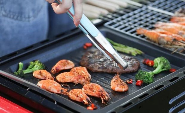 如果说缺少烟火气息的度假是不完整的，那么在晴溪温泉酒店的户外烧烤点可以满足一家人在这里享受BBQ的乐趣。直面看山，傍晚被落日夕阳笼罩，吃上一口香辣的烧烤，喝上一口冰凉的啤酒，生活也太惬意了。