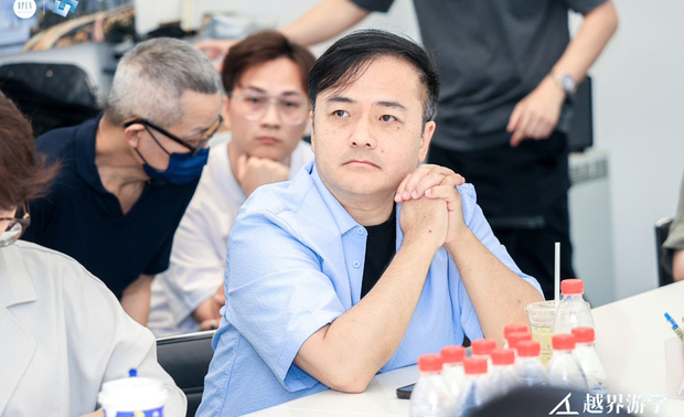 ▲考察团与MAD马岩松建筑事务所进行专业座谈,马总监就当代建筑设计的前沿思维议题与在场人员进行深入交流。
此外,团队还深度参访罗红摄影艺术馆、CAMERICH锐驰产业园、希洛门窗等项目,从艺术商业化到製造业升级的多元发展模式当中,瞭解如何与空间设计产生连结。