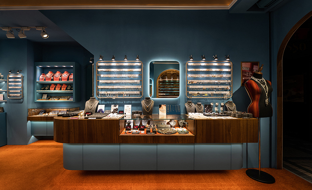 （图）纬纶设计作品《Lucy's（南西店）》

所谓「打击力」，是纬纶设计针对有限的预算与空间限制，发展出的一套取捨逻辑。「在品牌的『第一眼』上用力，次要区域则收乾淨。」除了因地制宜的弹性，现实条件同样是不可迴避的考验。商业空间的设计从来不只谈美感，坪数、人流、租金，都是影响决策的重要因素。

「入口要吸睛，可以投资质感鲜明的金属、石材或特殊涂料，强调对比与轮廓；主展示区是销售核心，必须强调品牌态度；动线尾端保持乾淨、不干扰购物；天花与地面维持耐用、低维护成本。」华总监条理分明地说明，「如此既能抓住客人的心，也能把预算用在刀口上。」
