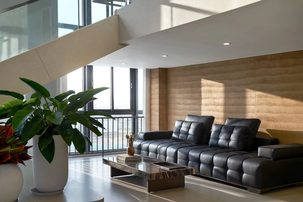 这里不仅是空间的起点，更是声王科技专业与美学的第一印象。

【产品展厅】

色彩与秩序，技术的舞台
展厅以明亮的明黄色墙面打破工业空间的沉闷，开放式的工作台与整齐排列的专业工具，在秩序中彰显着声王对技术的极致追求。