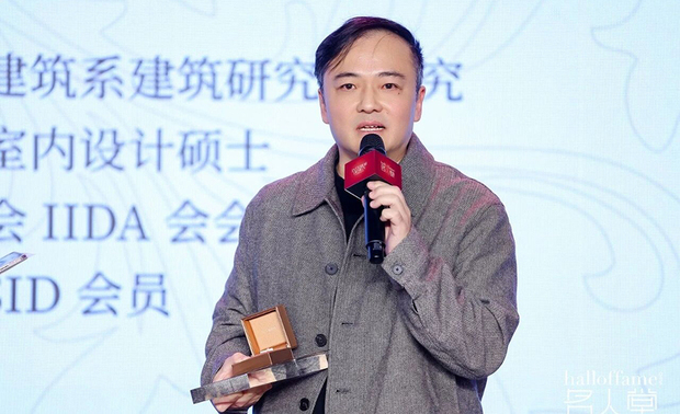 ▲品昕空间计画创办人马静自先生手持奖盃发表获奖感言。

他在致辞中表示，能够加入名人堂是对其设计生涯的重要肯定，也是对自身团队多年努力的认可。马静自先生分享自己对当下室内设计行业发展的思考，强调在存量时代背景下，设计师更需要深耕专业、坚守初心，以创新思维应对行业变革，并期待未来能与更多设计同仁携手合作，共同为提升华语室内设计圈的国际影响力贡献力量。

