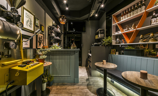 （图）澄境设计作品《雅蓝醇调》

这同时回应郑总监对室内设计之于社会责任的看法。她认为，设计师对街景负有一份责任，一个好的门面，才会是献给整条街的礼物。至于住宅室内空间，她也直言，重要的向来是健康舒适，而非层层堆叠的装饰。「那是业主亲自要住的家，不是拍照用的样品屋。」寥寥数语，道尽她对设计本质的坚持。
