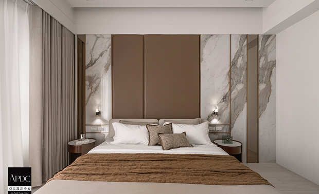 ▲主卧入门处，大面积的镀钛古铜色弧形牆与隐藏光源交织，如饭店廊道般低调华丽；衣帽间衣柜以灰玻门片搭配雾面五金，在天花板环绕的弧形光影流转间，尽展灵动优雅。

王怡涵、方绎杉
安厝设计 主持设计师
电话：0956-015-165
地址：高雄市冈山区台上里富贵西街9号
信箱：rbus7878@gmail.com

OPEN Design 动能开启传媒：https://www.openworld.tv/