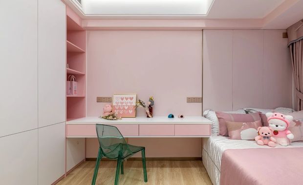 长辈房设计充分考虑长辈的生活需求和喜好，沿用山水元素，营造一个自然舒适的居住氛围。良好通风，光线充足，贴心温暖。