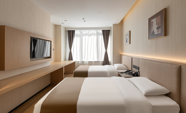 GREY灰色

选择灰色调的客房特别适合在重庆的商务旅客。灰色既给人一种沉静思考的氛围，也能帮助放松身心。灰色客房的设计旨在满足商务旅客的需求，为他们提供一个宁静的工作环境，又能让他们在繁忙的一天之后得到充分的休息与放松。