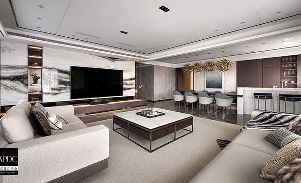 ▲客厅牆面以浅色为主，佐搭大面积落地窗，打造开阔明亮空间感，电视牆深色陈列柜前垂坠半弧月形吊灯，圆润线条与整体风格相协调，中央摆放深色底部、白色桌面茶几，周围环绕灰白双色沙发，色调平衡，体现设计的一致性。
