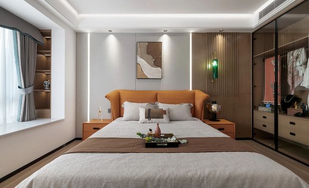 主卧空间以打造率性优雅为出发点，大量采用爱马仕橙色彩元素的家具。橙色在空间里跳脱热情。开放式衣柜设计时尚、前卫。主卧选取见光不见灯的灯光设计方式，主照明都是内嵌式灯光，床头绿色壁灯成为视觉焦点。梳妆台在飘窗边上，为梳妆、阅读提供充足光线。空间里，从家具、床品、配饰都是对品质生活的追求，重新定义新私属空间。
