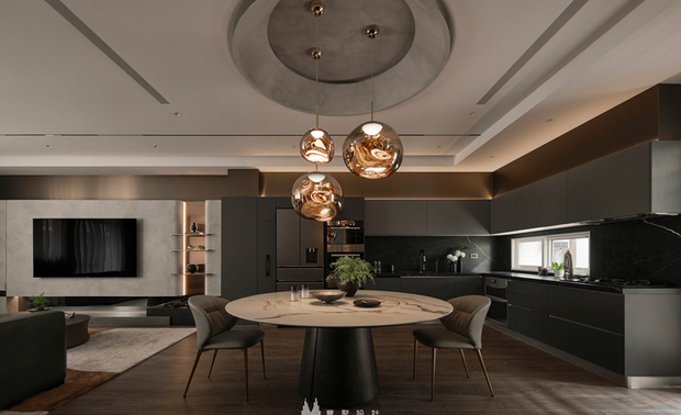 本文由OPEN编辑部撰写

转动钥匙轻启门扉 步入深邃而华美的天地

当钥匙在锁孔中轻转，久违的悸动便如涟漪般在心中盪开。推开门扉的瞬间，眼前展现的是一方深邃而静谧的天地。在外奔波的疲惫，随着踏入的脚步化作轻烟散去。光影于空间悄然流泻，将牆面晕染出层层细腻的时光纹理，注入呼吸的温度与灵魂。深邃色调则如夜色的羽翼，轻柔地将尘世的喧嚣隔绝于外，得以于此处拾回生活最纯粹的品味与美好。

本案屋主一家自海外归来，携着异国生活淬鍊的品味与眼界，渴望在这片土地上寻得理想居所，丰聚设计 设计总监 李羽芝、执行总监 黄翊峰 细腻捕捉屋主的美学嚮往，将深色调如墨色渲染般在场域中缓缓铺展，似夜空悠远内敛，于光影流转间绽放星辰般的璀璨。每一处转角、每一道视线的停驻，都映照着屋主多年游历后沉淀的生活哲学，在这方深色交织的空间裡，异国的开阔与归乡的沉静彼此交融，让漂泊的心在此安住，找到真正的归属。

