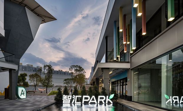 西城·智汇PARK北区，位于广州市白云区西槎路，毗邻广州火车站、省市汽车站、货运站及鹅掌坦地铁站。这里曾经是传统的鞋服业研发、批发区域，但随着时代的发展，传统企业逐渐转型，留下空置的商铺与仓储厂房。本次改造希望重新激活这片社区的活力，完成从传统到当代的转变，将这里改造成为能够承载产业技术研发、众创空间及孵化中心、品牌时尚展示、互联网+贸易、商务办公等功能的企业聚集地，重现昔日的车水马龙。