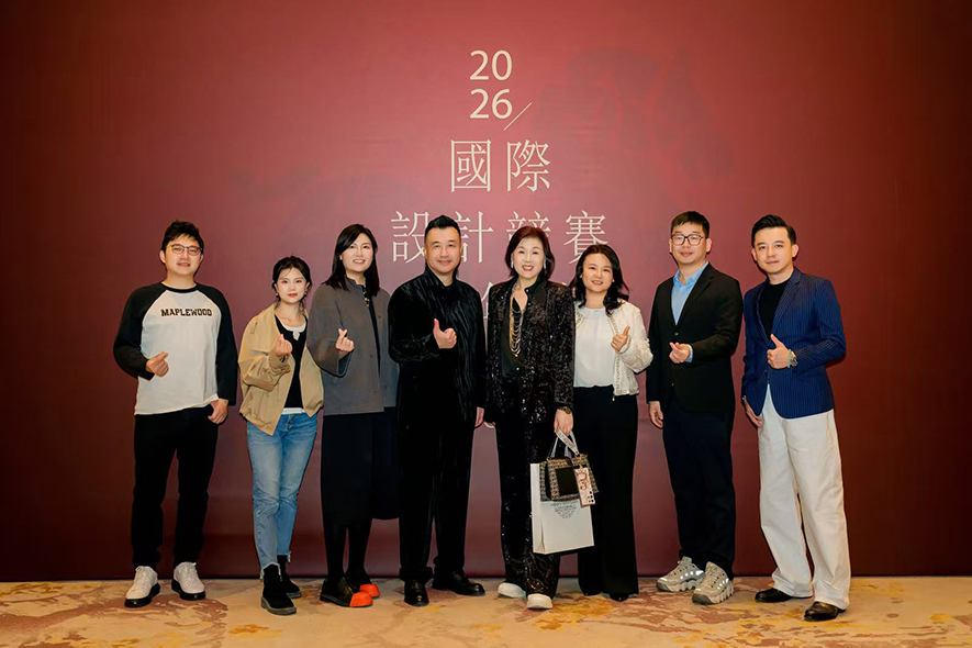 ▲陈楚扉总监（右一）跟一同前往竞赛嘉年华的设计师们合影留念。

欲见更多擎森设计作品，请至：
https://www.openworld.tv/designer/in/aid/5233.html

陈楚扉
擎森设计 主持设计师
电话：02-22123664
地址：新北市新店区安兴路125-9号9楼
信箱：foreason6@gmail.com

OPEN Design 动能开启传媒：https://www.openworld.tv/