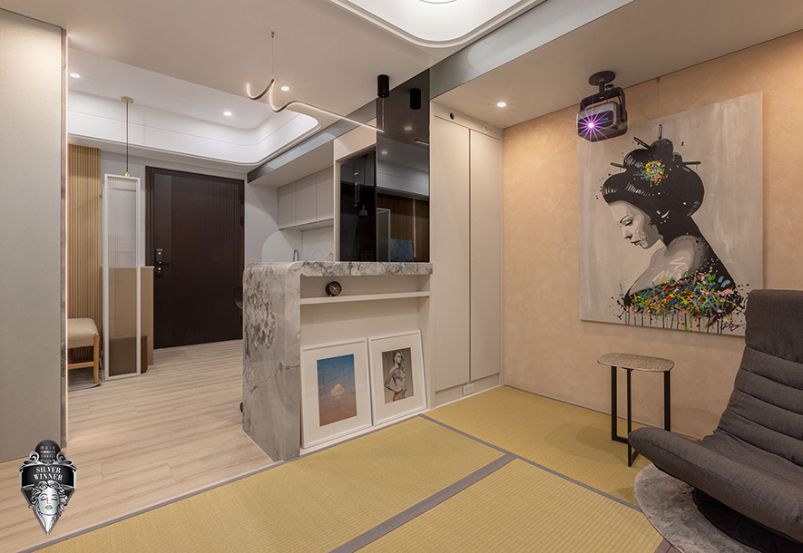 ▲榻榻米区铺设国宝级老工匠以五十年技艺手作的兰草席面，天然纤维散发的清香与扎实触感，为空间注入质朴而祥和的日式底蕴，亦强调其不仅是视听载体，更是承载复合情境的弹性场域。
