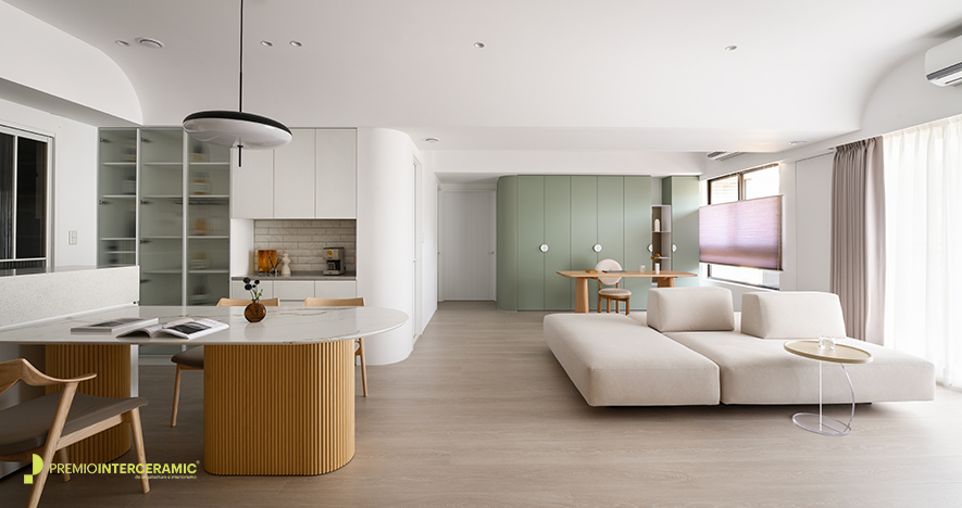 ▲餐厅特别设置隔屏较高的中岛吧檯，并藉由前方倒角边缘餐桌的轻薄桌面，凸显岛檯的沉稳量感，使屋主在此泡茶、料理轻食时，能清楚望见位于开放式公区他处的亲友状况，以便随时上前交流、互动。
