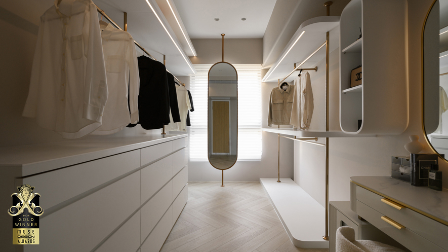 ▲主卧弧形木作床背板内藏暖黄间接光源，可作夜灯并营造舒眠氛围；更衣室整合衣架、抽屉柜与梳妆台，并以伸展台为概念发想窗畔浅金镜面，提供住者一展美学的时髦舞台。

陈楚扉
擎森设计 主持设计师
电话：02-22123664
地址：新北市新店区安兴路125-9号9楼
信箱：foreason6@gmail.com

OPEN Design 动能开启传媒：https://www.openworld.tv/