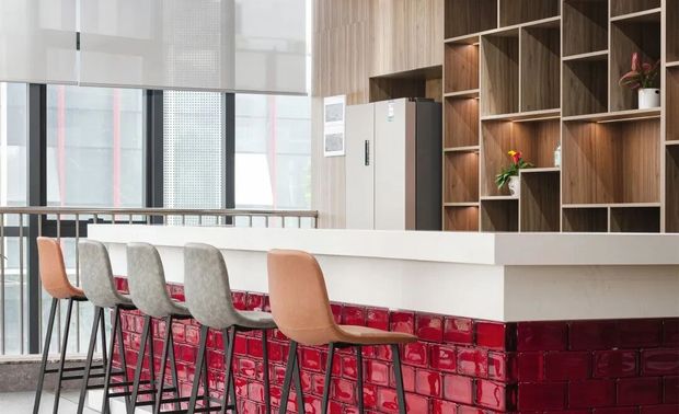 远与近，明与暗，虚与实，光鲜与功能的布局赋予空间多元丰富的使用情境。