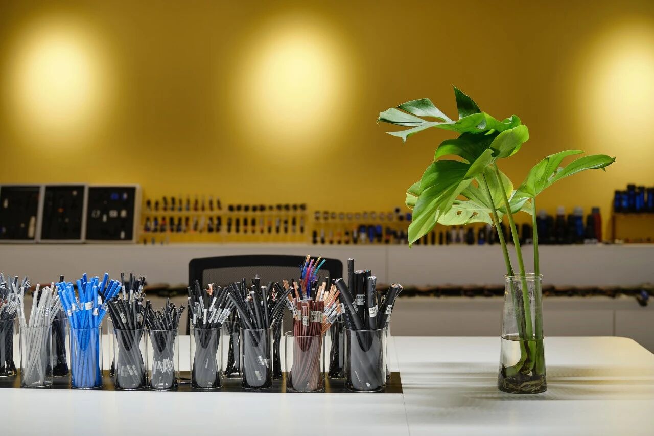 【董事长办公室】

沉稳格局，艺术与专业的平衡

以深木色柜体与大幅艺术画作，塑造出沉稳大气的专业气场。我们在功能与美学之间找到平衡，既满足了办公的实用性，又通过艺术品与绿植的点缀，让空间充满人文气息。