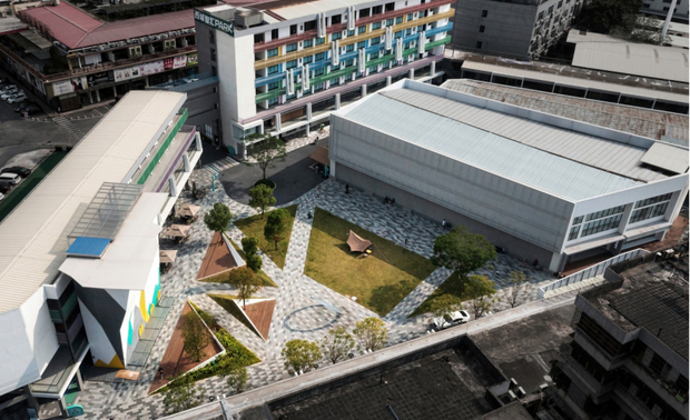 ▲改造后的项目鸟瞰

项目背景
改造前这里是一个仓储物流地块，室外公共空间仅用作停车场地。川流不息的车流和人流每天从外围经过，虽然地处老城区的闹市，且场地空旷，这里也未曾见到有人愿意在此停留。