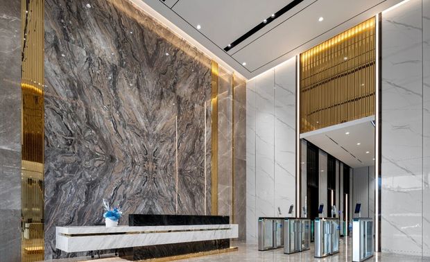 在原先封闭的首层大堂中，深思设计通过打通两铺间的楼板，营造出来一简约明亮的商务空间，低饱和度的设计给予了进入的每个人安静状态，结合科技元素的软装陈设，实现了工作与环境的和谐持续发展。