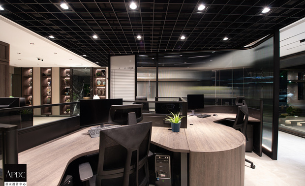 ▲外部屏风特意转向15度，避免入门即见办公室转角，并以长虹玻璃和灰玻打造曲面，不仅让客人轻鬆明瞭动向，也将户外的水景意象延伸至室内，而犹如水波律动的弧形办公桌，则结合了设计师大面积绘图与大量收纳的需求。
