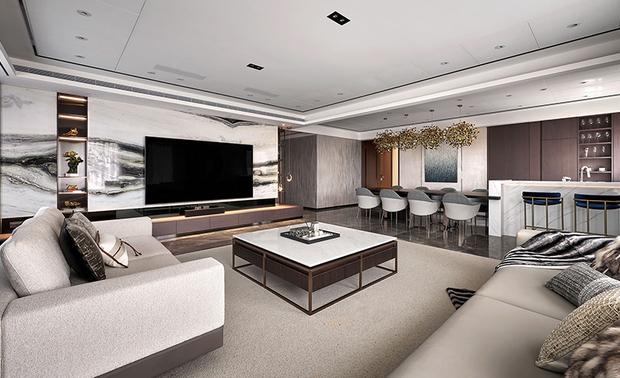 ▲客厅牆面以浅色为主，佐搭大面积落地窗，打造开阔明亮空间感，电视牆深色陈列柜前垂坠半弧月形吊灯，圆润线条与整体风格相协调，中央摆放深色底部、白色桌面茶几，周围环绕灰白双色沙发，色调平衡，体现设计的一致性。
