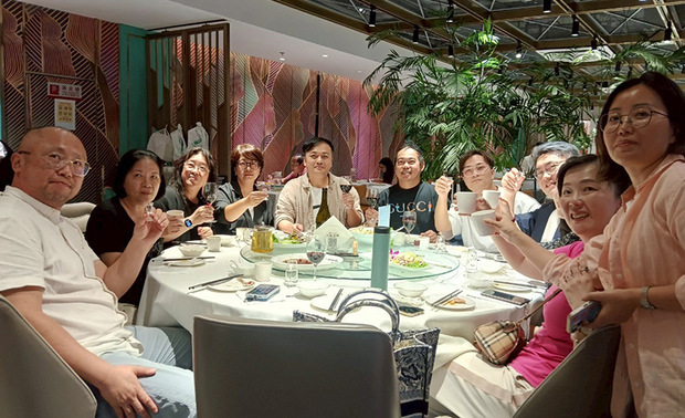 回首五天四夜的设计考察之旅,简设计师表示虽因业务繁忙无法一一走访每处项目,但在抽空观摩的数项行程当中,依然被作品中富远见的创新思维及独到规划手法惊豔,而在和诸多设计相关产业人士深度对谈后,也启发她对于衔接异业的崭新想法,进而展望汲取这些旅行经验,转化为团队的一份力量,让未来品牌营运踏出更加稳健的步伐。
欲见更多简兆芝室内设计作品,请见:
https://www.openworld.tv/designer/in/aid/2943.html
简兆芝
简兆芝室内装修设计有限公司 主持设计师(建筑师)
电话:+886-2-2500-0653
地址:台北市中山区民生东路三段17号2楼
网址:http://inkdesignspace.com/
OPEN Design 动能开启传媒:https://www.openworld.tv/
