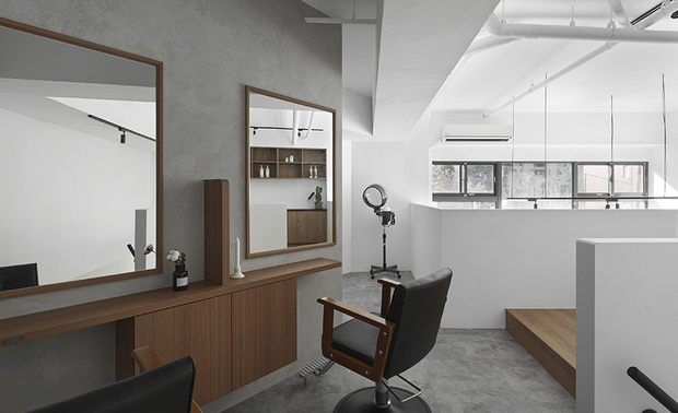 
如果时光倒流回十年前，会做出不同选择吗？

王绍峰设计师轻鬆笑着，表示处理的方式大概不会变，但心态肯定大不相同。「以前被恶意批评，可能会在意好一阵子；现在嘛，笑一笑，几秒钟就过了。」对工作来说，更重要的是理解状况、做好处理，最终顺水推舟，仅此而已。此外，同样有转变的还有经营方向，创业初期雄心万丈，一心想把版图做大，但规模一大，品质就难以兼顾，他也就此体悟：若能稳扎稳打，把每件案子的满意度确实拉到最高，日后扩张才有好的基石。稳健的处事技巧，用这十多年向世间证明，真正的口碑不只是靠行销操作，更是在真诚面对问题的态度下，危机自然就成了转机。

欲见更多日工设计作品，请至：
https://www.openworld.tv/designer/in/aid/4955.html

王绍峰
HIKOU 日工住宅空间设计 设计总监
电话：+886-3-3700687
地址：桃园市桃园区中山路885号
网址：https://www.hikou.com.tw/

OPEN Design 动能开启传媒：https://www.openworld.tv/