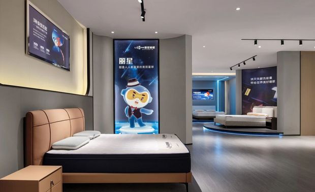 ▲睡眠中心展厅现场摄影图

    最后是科技主题的睡眠中心展厅，设计师运用灯光变化和造型结合的方式，让整个空间丰富了科技感和艺术层次，让人充满好奇和探索的欲望。

02施工现场
   室内是建筑的灵魂，是人与环境的联系，是人类艺术与物质文明的结合。人可以改变环境，环境可以影响人，而设计则可以改变人和环境。设计是一种感受，一种心态，一种舒适的开心的生活方式。
    正如丽星睡眠展厅，最精致的呈现诞生于最原始的布局。