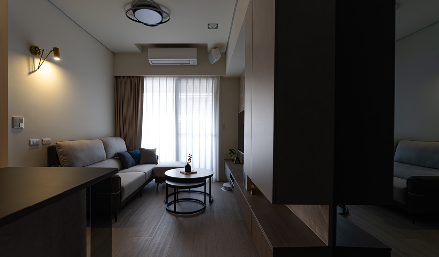 本文由OPEN编辑部撰写

融汇俐落线条与柔润质感 打造舒适宜居的品味空间

转开门锁的那一刻，映入眼帘的是一片沉静而舒缓的米白世界。日光从落地窗悄然倾泻，在浅色地板上晕染出柔和光影，温润色调如同柔软屏障，将喧嚣隔绝于外，让归家成为一场心灵歇息的仪式，于简约而不简单的设计中，拾回生活最初的纯粹与美好。

这间小坪数现代住宅由 安厝设计 主持设计师 王怡涵、设计师 方绎杉 以开放式格局为主轴，串联客厅与餐厨区域，让有限的尺度延展出无限可能。中性色阶如乐章般层层铺陈，从米白牆面的澹雅序曲，流转至灰褐柜体的沉稳和声，于层次分明中谱出和谐韵律。此外，设计团队特别注重收纳机能与动线流畅度，使每个角落都在美学与实用之间取得平衡，以精准而细腻的规划，回应都市生活者对理想居所的嚮往。
