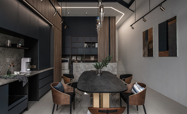 
让人安心的空间：设计从理解开始

如果问哪个作品最能代表达誉设计？答案不是某一个住宅或商业案，而是品牌自己的门市。台中店的挑高尺度搭配微奢质感，新竹店的极简留白融合侘寂语彙，看似两种截然不同的风格，但背后却是同一种「让人安心」的核心理念。
