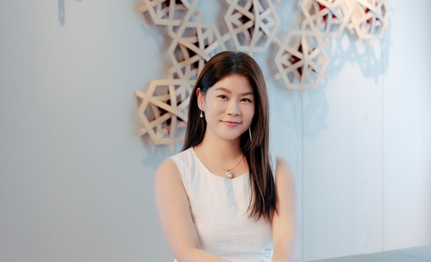 
澄境设计
设计总监 郑抿丹

公司简介
自2013年创立至今，
始终坚持于品牌初衷，
不为曝光或炫示技法而建构，
专心致志于铺叙业主所需，
用心聆听需求取向，
只为完美呈现理想家居场景。

因应业主需求精进技法，
驾驭商空、住宅等各式场域。
无论坪数大小，风格情境，
皆能自然转换，
化其为优美设计手笔。
透过缜密沟通及讨论，
理解业主生活背景，
实践梦想空间于眼前，
创造其专属的生活语彙。

获奖纪录
2025 马来西亚 My Favourite International Design Award《Layers of Light》- Winner
2025 美国 London Design Awards《淨光叙简》- Silver
2025 美国 French Design Awards《弧光柔艺》- Silver
2022-2023 台湾 华人金创奖《雅蓝醇调》- 银奖
2022 中国 金外滩《璀璨絮语》- 最佳精装房 银奖
2022 美国 Muse Design Awards《璀璨絮语》- Gold
2022 美国 Muse Design Awards《Exotic Fantasy》《雅蓝醇调》- Silver
2021 美国 International Design Awards《Exotic Fantasy》- Honorable Mention
2021 英国 Outstanding Property Award London《雅蓝醇调》- Winner
2021 英国 Outstanding Property Award London《璀璨絮语》- Honorable Mention
2021 韩国 K-Design Award《Slow Soul》- Winner
2020 中国 Design Focus 国际空间设计大奖《珀・影》- 优秀奖
2020 美国 Muse Design Awards《珀・影》《异境同游》- 双金奖
2020 台湾 华人金创奖《Slow Soul》- 金奖
2020 杜拜 杜拜国际专业室内设计大赛《异境同游》- 铜奖
2020 中国 她设计奖《Slow Soul》- 年度优秀空间设计
2020 中国 PChouse Award私宅设计大奖《Slow Soul》- 年度BEST100作品奖
2020 中国 APDC 亚太室内设计菁英邀请赛《珀・影》《异境同游》- 双佳作
2020 英国 Outstanding Property Award London 《珀・影》- Honorable Mention
2020 中国 金堂奖《珀・影》 - 入围

银奖作品《弧光柔艺》
