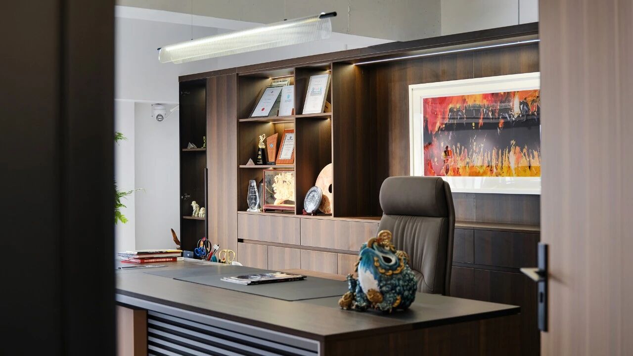 从一楼大堂的温润质感，到展厅的色彩张力；
从员工办公室的通透绿意，到董事长办公室的沉稳格局；
从会议室的高效简洁，到厂房的工业力量。
深思设计以空间为笔，
让声王科技的专业实力与品牌精神，
在每一处细节中被看见、被感知。