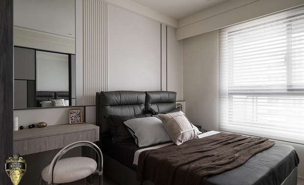 ▲主卧以简练线条勾勒秩序和延展感，使画面清朗而富层次，收纳因应使用习惯配置高度，灯光则结合智能控制；整体在材质与机能间取得平衡，不仅提升当下的生活效率，也为乐龄生活预先铺陈。

达誉设计
电话：03-5260682
地址：新竹市中山路296巷6号1楼
信箱：dearyou.du100@msa.hinet.net
网址：https://www.dearyou-tw.com/

OPEN Design 动能开启传媒：https://www.openworld.tv/