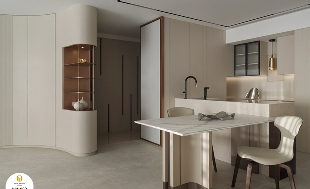 ▲餐厅规划中岛结合餐桌的轻食区，搭配开放式设计，便于屋主烹调时同时接待客厅区域的亲友；后方餐边柜上方吊置金属筒形吊灯，配合背牆烤漆玻璃的反射光照，营造温馨的用餐情境。
