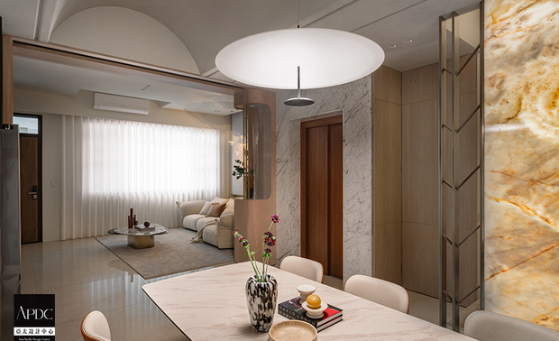 ▲餐厅选用具透光纹理的天然大理石，搭配柔和灯光，提升用餐气氛，营造高雅的氛围格调。
