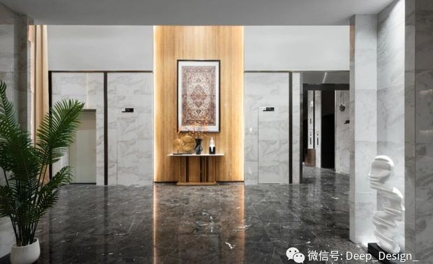 一花一叶一菩提"，雕刻的大理石壁，以及悬挂的装饰物，很好地诠释了不经意间的美，提升了整栋建筑的奢华品调。