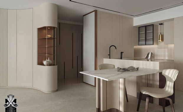 ▲餐厅规划中岛结合餐桌的轻食区，搭配开放式设计，便于屋主烹调时同时接待客厅区域的亲友；后方餐边柜上方吊置金属筒形吊灯，配合背牆烤漆玻璃的反射光照，营造温馨的用餐情境。
