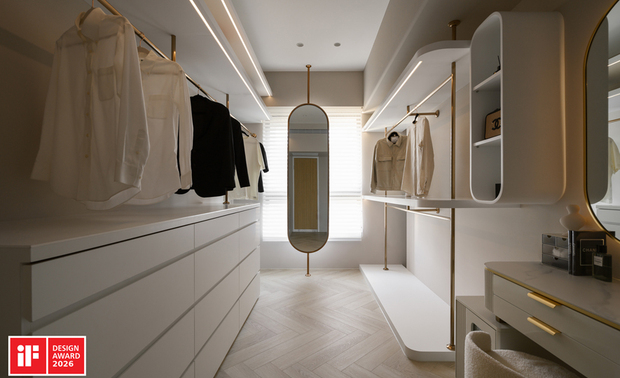 ▲主卧弧形木作床背板内藏暖黄间接光源，可作夜灯并营造舒眠氛围；更衣室整合衣架、抽屉柜与梳妆台，并以伸展台为概念发想窗畔浅金镜面，提供住者一展美学的时髦舞台。

陈楚扉
擎森设计 主持设计师
电话：02-22123664
地址：新北市新店区安兴路125-9号9楼
信箱：foreason6@gmail.com

OPEN Design 动能开启传媒：https://www.openworld.tv/