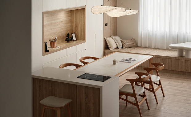 （图）棠禾设计作品《朴木朗境》

由此回望一路走来的困境，对团队来说最艰难的，就是草创时期的现实：业主追求CP值胜过质感，若有想尝试的表现手法，常常只能被迫收起，仅能把有限资源用到极致，尽力呈现「木」的核心理念。没想到数年后，正是这份一致性，让越来越多客户在网路上认出他们的作品，甚至指名想要「棠禾的木质感」，大幅拓展品牌的知名度。

只是时代没有因此放慢脚步。材料选择愈多元、业主喜好愈加分歧，愿意投入实木的专案也更少了。说到这裡，曾总监语气裡带点惋惜，却没有消极：「就像前面说的，材料会变、市场会变，我们做设计的心也不会变。」谈论每一次改变、每一项折衷时，都能听见那份不动的信念；而正因稳稳延续「暖木人情」，棠禾才能在剧变的时代裡，用温暖服务保有广大客群心中的一席之地。
